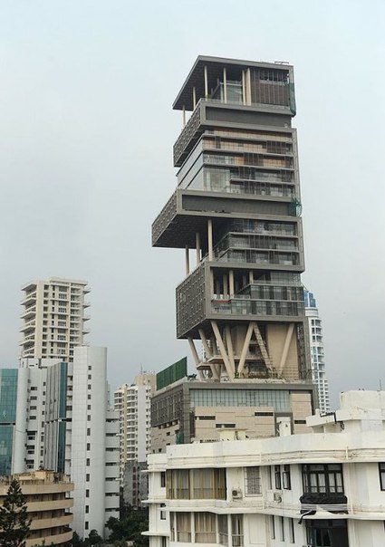 Самый дорогой дом в мире.Этот дом находится в индийском городе Мумбаи. Antilla способен перевернуть все ваши представления об архитектурных возможностях. 27-этажный дом имеет 6-ярусную парковку, фитнес-этаж с джакузи, тренажерным залом и охлаждающей комнатой, этаж с танцевальным залом, несколько этажей со спальнями и ванными комнатами и даже четырехэтажный сад, потому что это, как мы думаем, все-таки возможно.