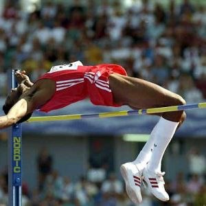 Мировой рекорд по прыжкам в высоту среди мужчин установил кубинский спортсмен Хавьер Сотомайор Санабрия.