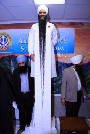 Борода Сарвана Синга из Канады составила 2,33 метра от кончика его подбородка до кончика бороды. Рекорд зафиксирован 11 ноября 2008 года.