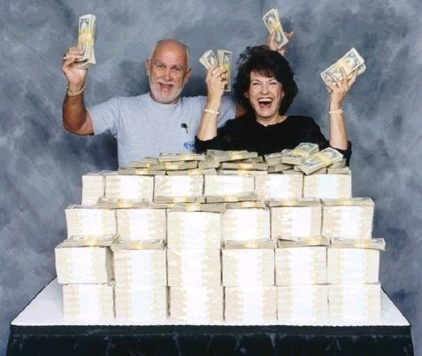 Самый большой выигрыш в лотерее составил 286 миллионов евро или 390 миллионов долларов. Огромную сумму разделили два счастливчика из штатов Нью-Джерси и Джорджия. Они смогли угадать семь двухзначных чисел.