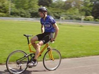 Житель германского города Дармштадт Маркус Ризе за час проехал на велосипеде 29,1 км, однако, сидя задом на перед, установив тем самым мировой рекорд