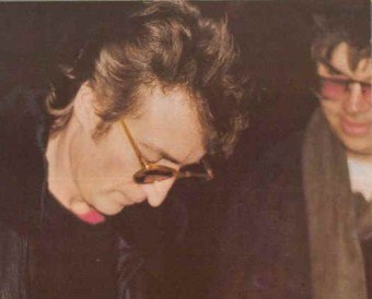 Последння фотография Джона Леннона. Джон подписывает альбом "Doudle Fantasy" своему будущему убийце Марку Чемпену Дэвиду. В 22:50 этого же дня (8 декабря 1980 года) убийца сделал 5 выстрелов в Леннона( в него попало 4). Смерть была констатирована в 23:15