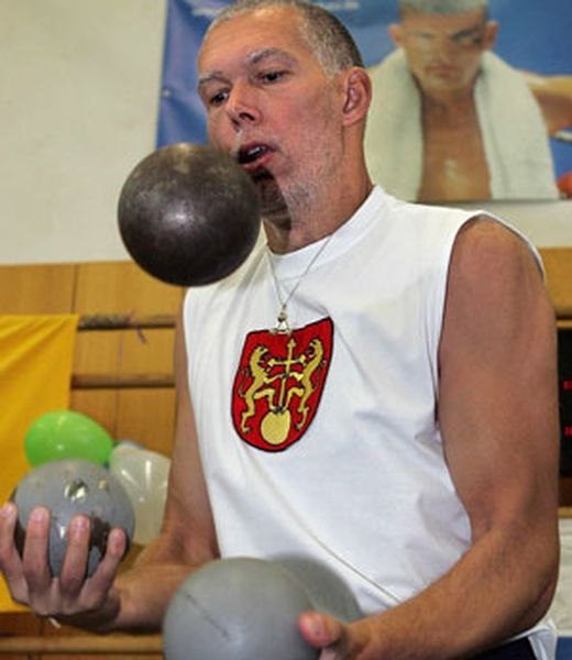 Словак Милан Роскопф установил рекорд, жонглируя тремя 10-килограммовыми пушечными ядрами на протяжении 15.80 секунд