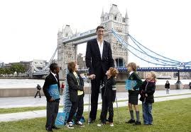 Султан Кёсен — турецкий фермер, в настоящее время — самый высокий человек в мире согласно Книге рекордов Гиннесса. Его рост составляет 251 см (8 футов 3 дюйма).
