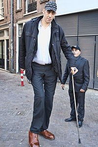 Султан Кёсен — турецкий фермер, в настоящее время — самый высокий человек в мире согласно Книге рекордов Гиннесса. Его рост составляет 251 см (8 футов 3 дюйма).