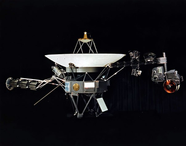 «Вояджер-1» — 723-килограммовый автоматический зонд, исследующий Солнечную систему и её окрестности с 5 сентября 1977 года. В настоящее время находится в рабочем состоянии и выполняет дополнительную миссию по определению местонахождения границ Солнечной системы, включая пояс Койпера. Первоначальная миссия заключалась в исследовании Юпитера и Сатурна. «Вояджер-1» был первым зондом, который сделал детальные снимки спутников этих планет. На борту аппарата закреплена золотая пластина, где для инопланетян указано местонахождение Земли, а также записаны ряд изображений и звуков.