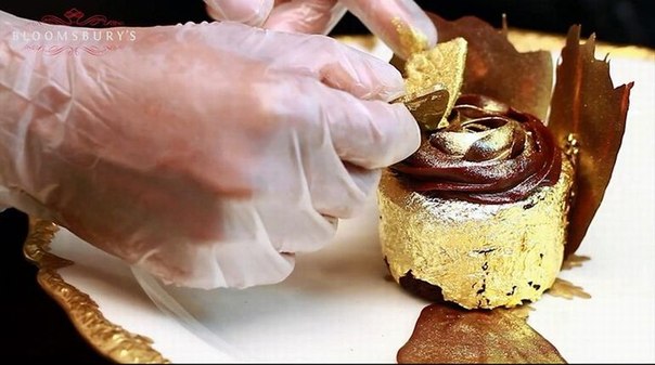 Знаменитый британский издательский дом Bloomsbury недавно открыл в элитном дубайском торговом центре Dubai Mall свое кафе-бутик, где подают единственный в мире съедобный десерт из чистого золота, кекс под названием "Золотой Феникс" (Golden Phoenix Cupcake). 