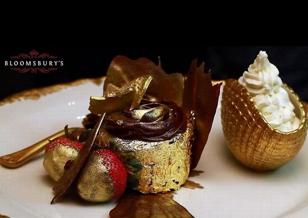 Знаменитый британский издательский дом Bloomsbury недавно открыл в элитном дубайском торговом центре Dubai Mall свое кафе-бутик, где подают единственный в мире съедобный десерт из чистого золота, кекс под названием "Золотой Феникс" (Golden Phoenix Cupcake). 