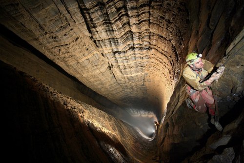 Крубера-Воронья — Самая глубокая пещера мира (глубина 2196 м), расположена в горном массиве Арабика в Абхазии.