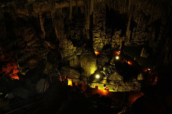 Крубера-Воронья — Самая глубокая пещера мира (глубина 2196 м), расположена в горном массиве Арабика в Абхазии.