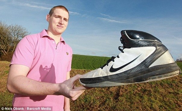 19-летний британец носит обувь 63-го размера.