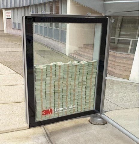 Канада. Автобусная остановка. Реклама пуленепробиваемых стекол. За стеклом - 3 миллиона долларов. 