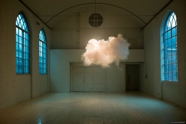 Сбалансировав температуру, влажность и освещение датский художник Berndnaut Smilde создал облако в центре комнаты.