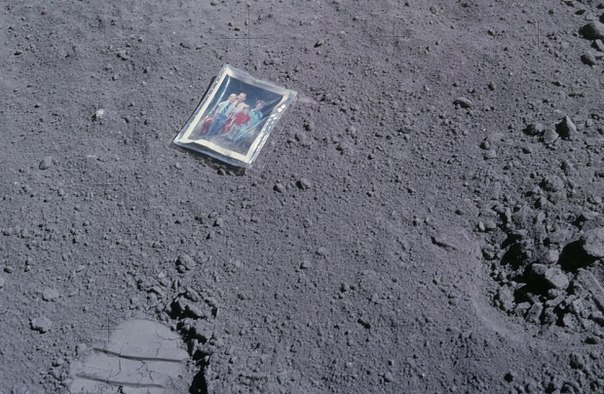Семейное фото астронавта Аполлон-16 пролежало на Луне 40 лет.