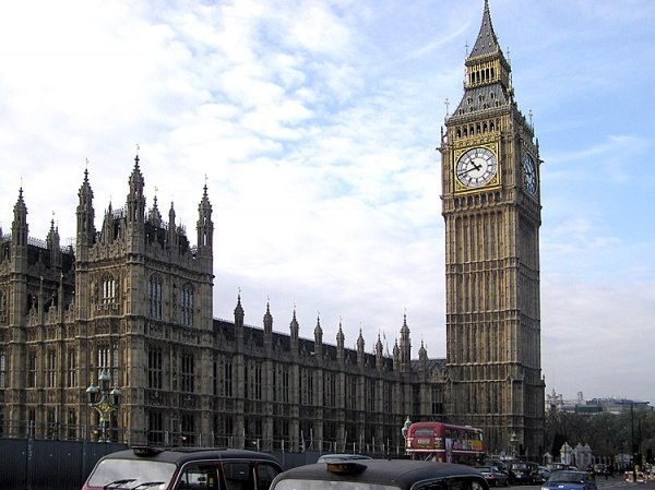 А знаете ли вы, что Биг-Бен – это вовсе не та высокая башня Вестминстерского дворца (в народе – Парламента), которую принято изображать на каждой второй открытке с видами Лондона. И даже не часы, которые украшают эту башню. Биг-Бен – это колокол, который расположен за циферблатом часов. Весит он почти 14 тонн, в высоту он более двух, а в диаметре – около трех метров.