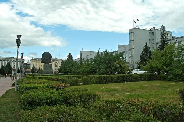 Площадь Советов и "Самая Большая Голова Ленина в Мире"