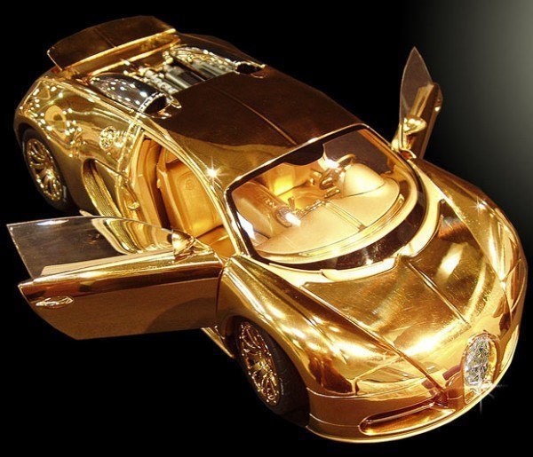 В продаже появилась золотая модель суперкара Bugatti Veyron стоимостью 2,4 млн евро. Уменьшенная в 18 раз копия автомобиля построена из чистого 24-каратного золота и платины и инкрустирована бриллиантами в 7,2 карата. Автомобильчик под названием Bugatti Veyron Diamond Limited Edition будет выпущен в количестве всего трех экземпляров.