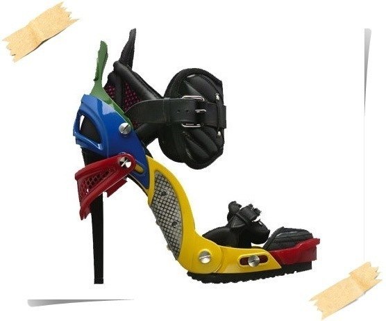 Элла Килгор, студентка университета Брюнеля в Лондоне, в 2004 году получила премию за изобретение - дамские туфли со складными высокими каблуками. Простым движением ноги "шпильки" складываются, убираясь под подошву.