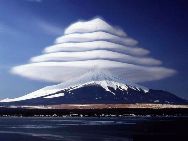 Необычные облака над горой Фудзи, Япония