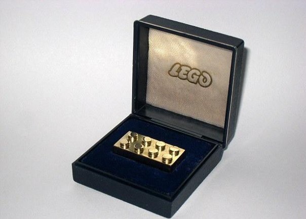 На немецкой фабрике Лего в далёком 1979 году появилась необычная традиция – сотрудники, проработавшие более четверти века на производстве, награждались кирпичиком лего из чистого золота.