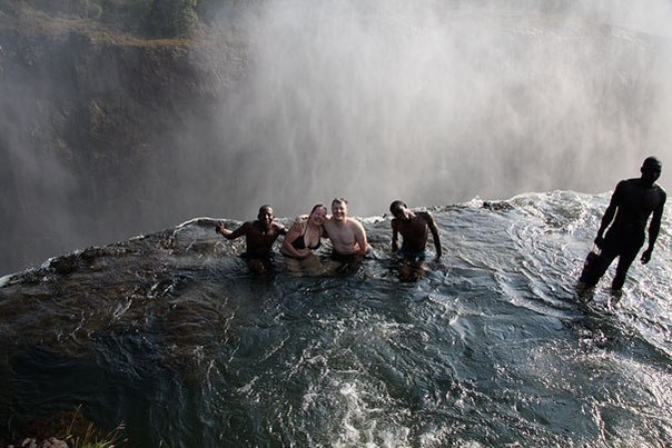 Водопад Виктория в Зимбабве знаменит естественным бассейн, шириной около 20 метров, который находится у самого края водопада. От бездонной пропасти его отделяет перемычка шириной около полуметра.