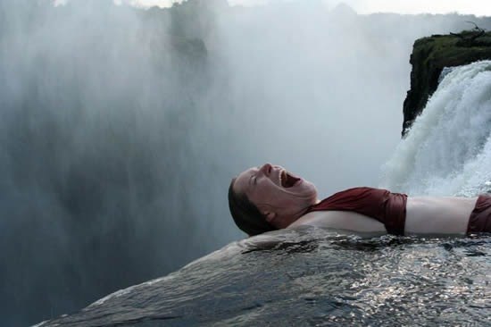 Водопад Виктория в Зимбабве знаменит естественным бассейн, шириной около 20 метров, который находится у самого края водопада. От бездонной пропасти его отделяет перемычка шириной около полуметра.