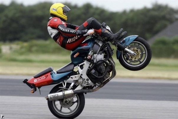 Рекорд по самой быстрой езде на заднем колесе мотоцикла сидя на руле был достигнут Эндой Райт в Йорке, Великобритания, 11 июля 2006 года и составлял 173,81 километров в час.