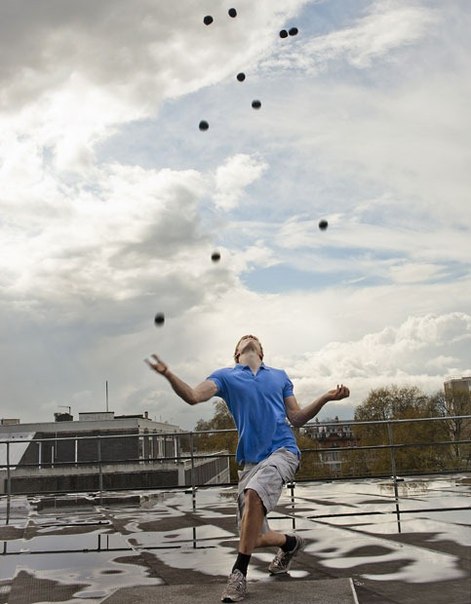 Попал в Книгу Рекордов Гиннесса 2013 и жонглер по имени Алекс Баррон из Великобритании. Он жонглировал одновременно 11 шариками и сделал 23 последовательных броска.