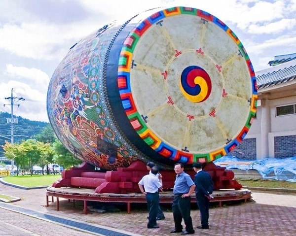 Самый большой в мире барабан создан в южнокорейском Йондоне. Его диаметр – 6,4 метра.