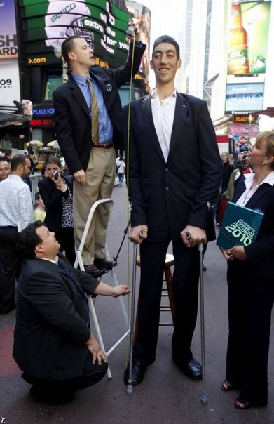 Самого высокого мужчину в мире Султана Косена из Турции измеряют представители Книги рекордов Гиннеса 21 сентября 2009 года. 