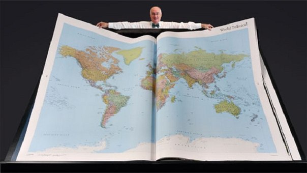 Самый большой атлас в мире под названием "Атлас Земля Платинум" продемонстрировали в Британской библиотеке в Лондоне перед тем, как рекорд утвердила Книга рекордов Гиннеса.