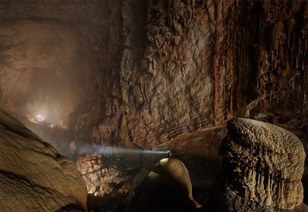 Шон Доонг, Вьетнам - самая большая пещера в мире. Ее длина - 7.2 км. Высота в некоторых местах доходит до 150 м, ширина 90 м. В ней мог бы поместиться среднеевропейский небоскреб. Замеры производились лазерными дальномерами.