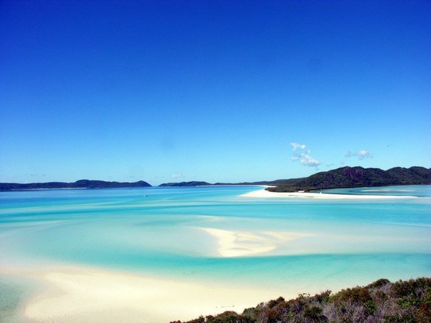 Пляж Whiteheaven beach - знаменитый пляж на острове Святой Троицы в Австралии. Длина пляжа составляет 7 километров. Белоснежный кварцевый песок пляжа считается самым чистым в мире.