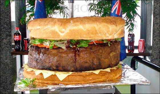Не каждому по силам одолеть такой необычный гамбургер, ведь он весит рекордные 90 килограмм, и для того, чтобы его просто перевернуть при жарке во время готовки понадобилось четыре человека.