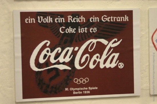 Coca-Cola была изобретена фармацевтом Джоном Пембертоном, состояла из листьев коки и орехов колы, была запатентована как лекарственное средство от нервных расстройств и продавалась в аптеках.