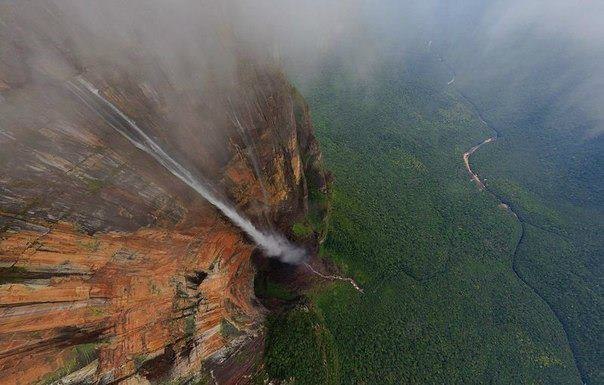 Самый высокий водопад в мире находится в Венесуэле и носит гордое название Angel Waterfall- Ангельский водопад. Его высота составляет почти километр – 979 метров.
