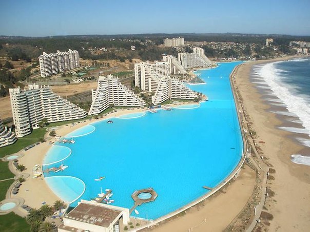 Самый большой бассейн можно найти в Алгоборо (Чили), длина его 1100 м, а вместимость 297 млн литров воды.