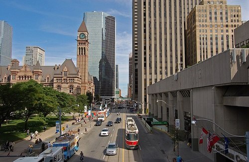 Самая длинная улица мира там значится. Это Янг Стрит, главная магистраль канадского города Торонто.