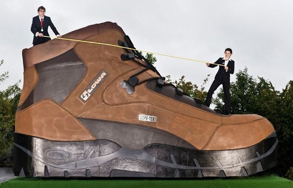 Размеры самого большого ботинка в мире составляют 7.14 метра в длину, 2.50 метра в ширину и 4.2 метра в высоту. Рекордный ботинок был изготовлен Schuh Marke и представлен в Хауэнштайне (Германия) 30 сентября 2006 года.