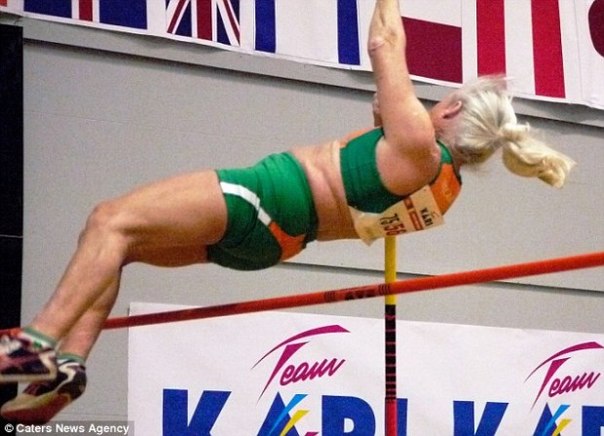 77-летняя бабуля стала чемпионкой мира по прыжкам с шестом