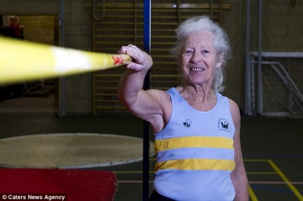 77-летняя бабуля стала чемпионкой мира по прыжкам с шестом