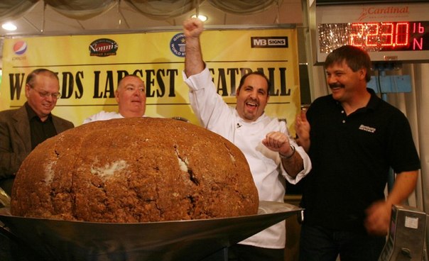 Шеф-повар Мэттью Митницки радуется результатам взвешивания фрикадельки, которая помогла ему войти в Книгу рекордов Гиннеса как самая крупная фрикаделька в мире, в Конкорде, штат Нью-Хэмпшир, 1 ноября 2009 года.