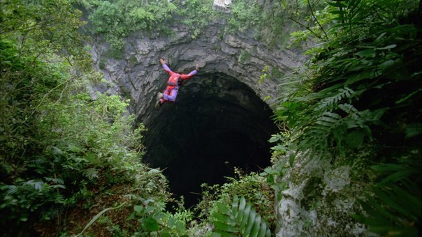 Пещера Ласточек, Мексика. Глубина пещеры — до 376 метров. Фотограф: Stephen Alvarez.