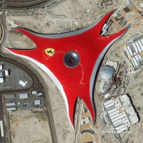 Ferrari World-парк развлечений в Дубае.