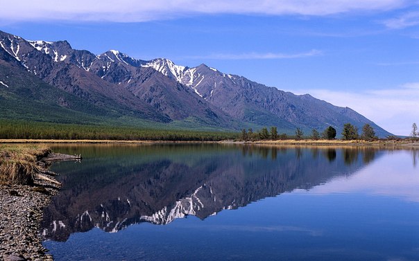 Байкал - самое глубокое озеро на планете, крупнейший природный резервуар пресной воды. 