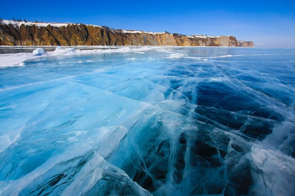 Байкал - самое глубокое озеро на планете, крупнейший природный резервуар пресной воды. 