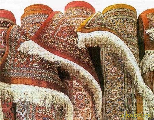 Самым старым ковром является знаменитый Пазырыкский ковер, которому более 2 тысяч лет. Он был найден в 1940 году в скифском захоронении в южной Сибири.