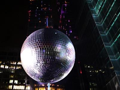 Самый огромный диско-шар Крупнейший в мире зеркальный диско-шар диаметром 9,98 метров был представлен 26 апреля 2012 года в Москве, Россия, в рамках празднования 150-летия легендарного бренда Bacardi.