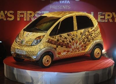 Индийская машина Tata Nano, которую продают за 3 000 долларов, стала одним из самых дорогих автомобилей в мире, после того, как машину покрыли золотом и украсили драгоценными камнями общей стоимостью 4,6 миллиона долларов, что было сделано в рамках рекламной кампании по выводу бренда на индийский рынок. 
