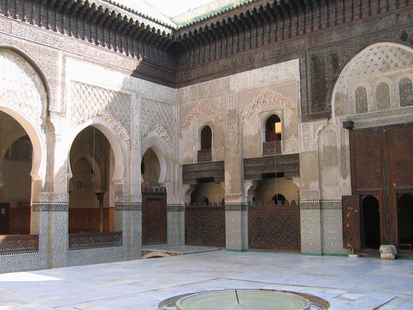 Университет Аль-Карауин — университет в городе Фес (Марокко). Основан в 859 году, является одним из духовных и образовательных центров исламского мира. Составителями Книги рекордов Гиннесса признаётся «старейшим в мире постоянно действующим высшим учебным заведением»